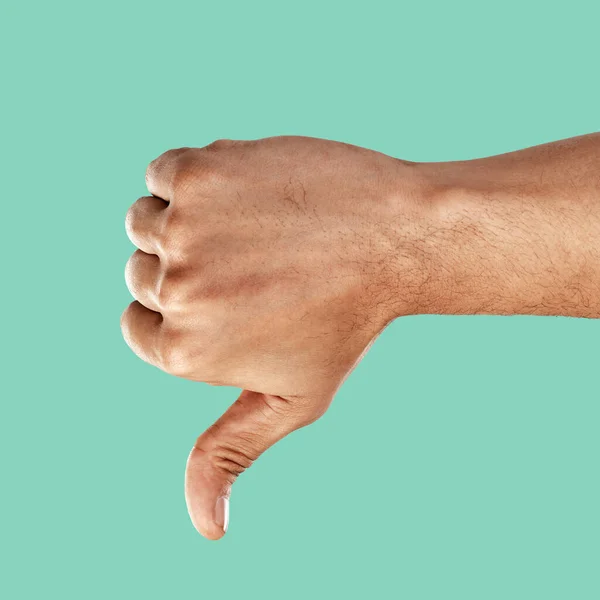 Baş Parmaklar Aşağı Negatif Emoji Stüdyoda Yeşil Arka Planda Bir — Stok fotoğraf