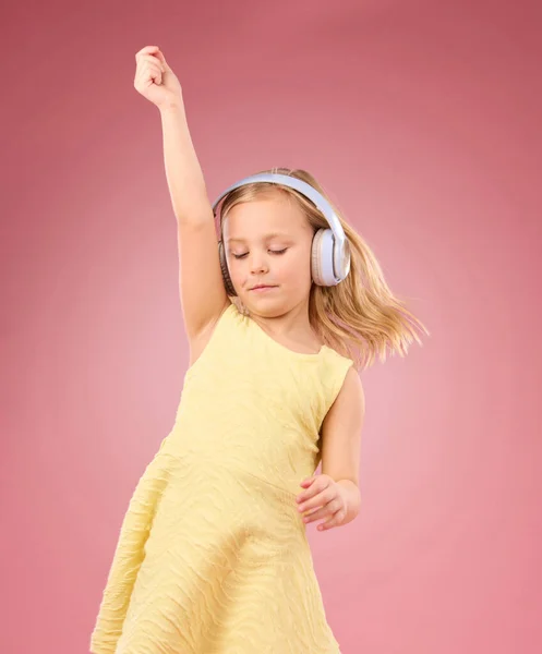 Музыкальные Наушники Танцы Девочки Студии Розовый Фон Цветной Бэкграунд Счастья — стоковое фото