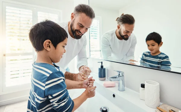 Limpeza Lavar Mãos Pai Com Menino Banheiro Para Higiene Bem — Fotografia de Stock