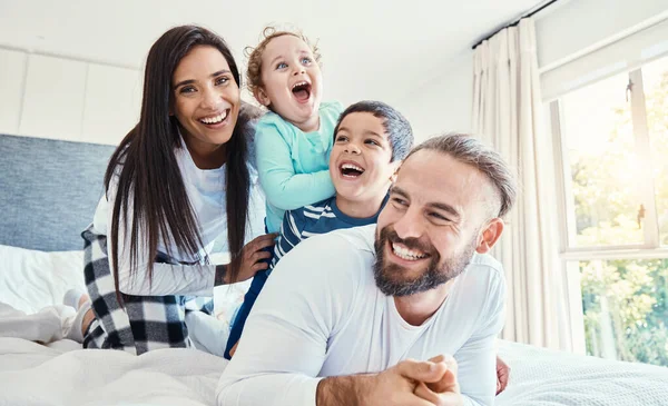 Retrato Familia Riéndose Cama Casa Divirtiéndose Uniéndose Cómic Amor Cuidado — Foto de Stock