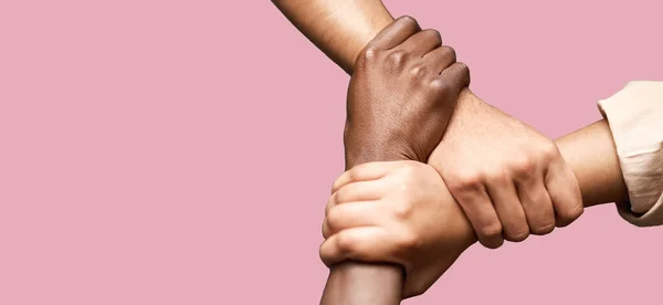 Menschen Vielfalt Und Hände Zusammen Teamarbeit Für Vertrauen Vor Rosa — Stockfoto