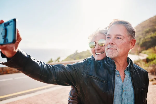 Coppia Motociclisti Anziani Selfie Viaggio Sorriso Con Occhiali Sole Amore — Foto Stock