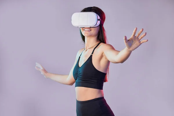 Virtuális Valóság Fitness Metaverse Stúdióban Elszigetelt Lila Háttérrel Játékos Mosoly — Stock Fotó