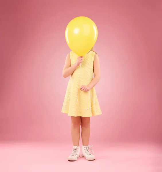 Pokrywa Balonowa Twarz Dziewczyna Dziecko Studio Odizolowane Różowym Tle Makiety — Zdjęcie stockowe