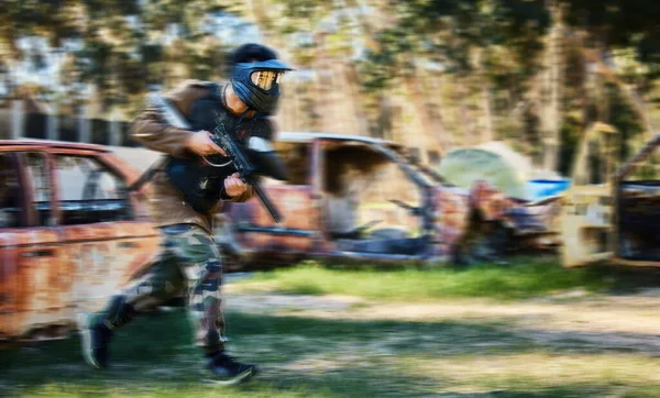 Άνθρωπος Paintball Και Βιασύνη Για Έντονη Μάχη Πόλεμο Στο Δάσος — Φωτογραφία Αρχείου