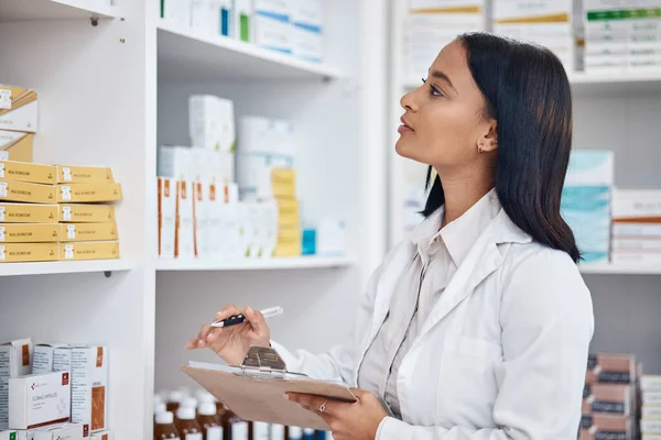 Аптечна Перевірка Жінка Індії Перелік Ліків Таблеток Пошук Фармацевтів Паперова — стокове фото