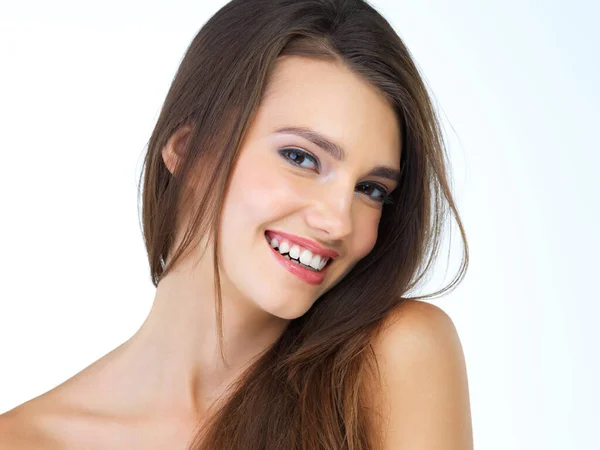 Feliz Belleza Retrato Mujer Con Sonrisa Sobre Fondo Blanco Para — Foto de Stock