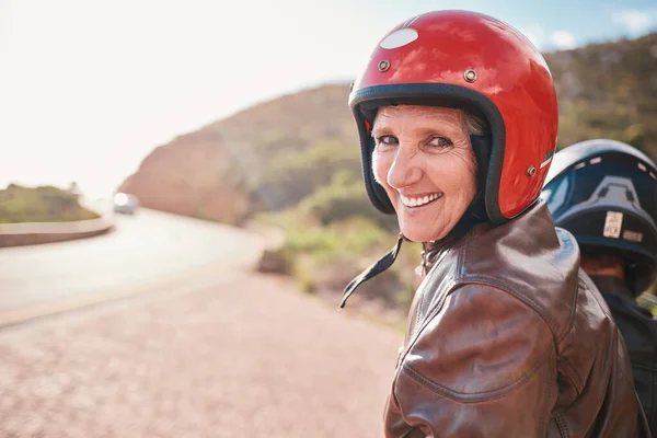Motosiklet Seyahat Son Sınıf Kadınının Portresi Araba Sürmek Macera Özgürlük — Stok fotoğraf