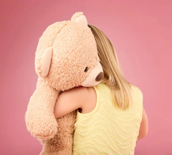 テディベア 愛と贈り物やプレゼントとして大きく ふわふわとかわいいおもちゃを持つスタジオで女の子の背中 愛らしいです 罪のないと若いです子供抱擁彼女のテディベアとともにケアと幸せによってピンクの背景 — ストック写真
