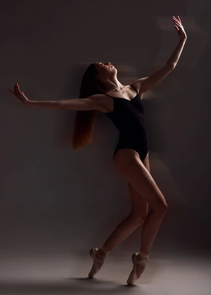 スタジオの黒を背景に孤立したバレエのために暗闇の中でアート ダンス リハーサルまたはバレリーナの動きのための創造的でエレガントで現代的なダンサーダンス — ストック写真