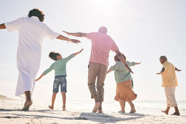 Familie Strand Freiheit Und Generationen Urlaub Mit Spaß Und Großeltern — Stockfoto