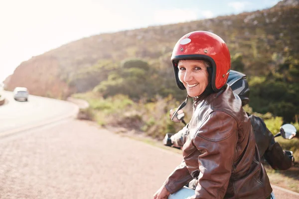 Podróż Motocykl Portret Starszej Kobiety Mężczyzną Drodze Jazdy Przygody Wolności — Zdjęcie stockowe