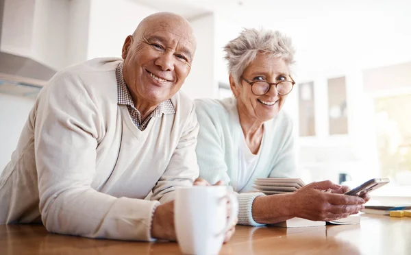 Portret Senior Oude Interraciale Paar Ontspannen Huis Keuken Ochtend Met — Stockfoto