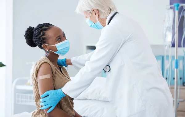 Медичні Ковадливі Вакцини Лікарем Чорною Жінкою Порадою Лікуванням Результатами Охорона — стокове фото