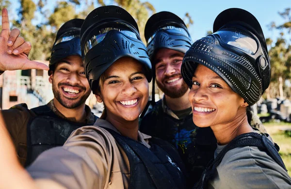 Paintball Selfie Oder Porträt Von Freunden Lächeln Beim Militärischen Training — Stockfoto