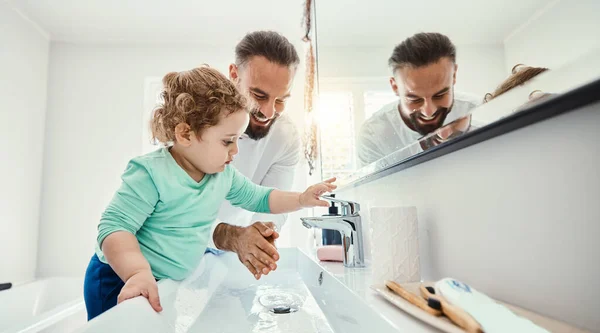 Čištění Mytí Rukou Otec Dítětem Koupelně Pro Hygienu Wellness Zdravotní — Stock fotografie