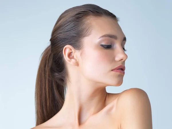 Schoonheid Make Vrouw Studio Voor Huidverzorging Wellness Cosmetica Blauwe Achtergrond — Stockfoto