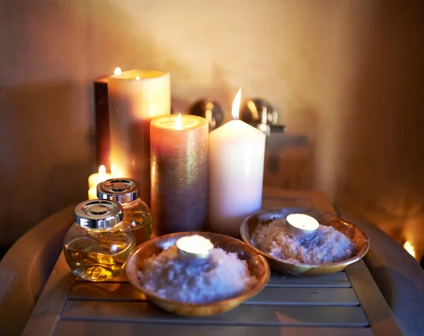 身体平衡和一点禅 一种在温泉中摆放香味蜡烛 盐和油的方法 — 图库照片