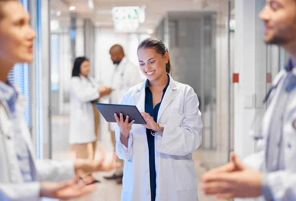 Happy Woman Doctor Tablet Voor Medewerkers Management Ziekenhuis Workflow Kliniek — Stockfoto