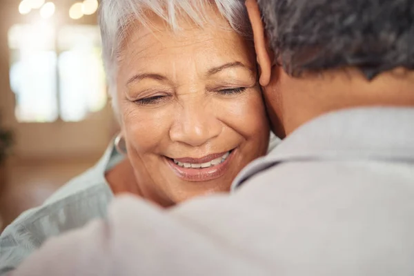 Amor Sonrisa Pareja Ancianos Abrazan Casa Felices Relajan Mientras Unen — Foto de Stock