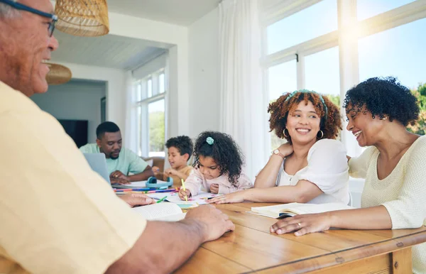 Família Sênior Conversando Ligando Ensinando Crianças Para Educação Casa Diversão — Fotografia de Stock