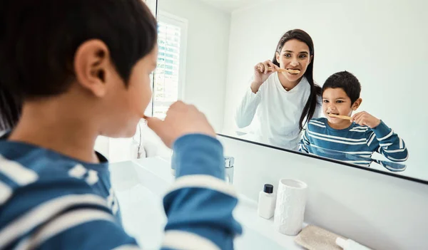 Família Feliz Mulher Menino Banheiro Para Escovar Dentes Cuidados Saúde — Fotografia de Stock