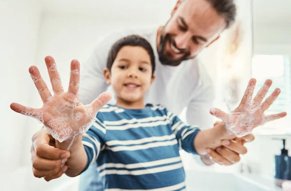 Mãos Sabão Pai Com Menino Banheiro Para Higiene Bem Estar — Fotografia de Stock
