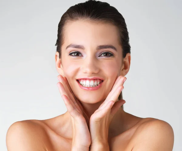 Szczęśliwy Kobieta Ręce Twarz Studio Makijaż Wellness Lub Kosmetyk Szarym — Zdjęcie stockowe