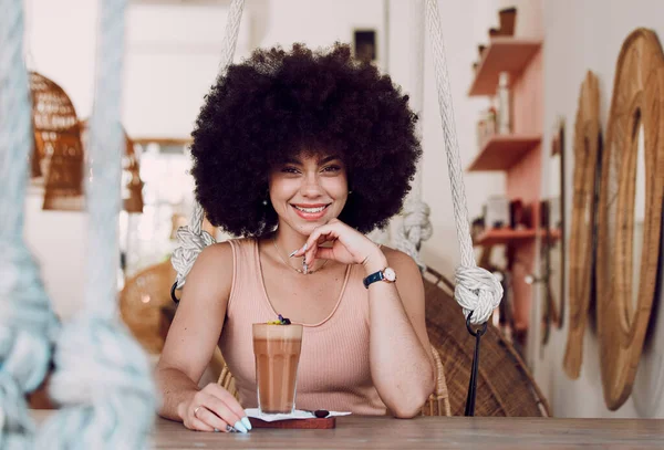 Fekete Kávézóban Portré Itallal Pihenjen Természetes Hajjal Mosollyal Boldog Egyedül — Stock Fotó