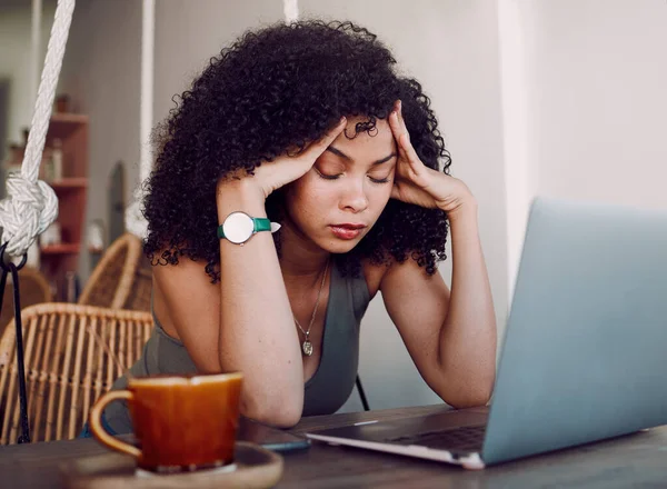 Mujer Negra Portátil Dolor Cabeza Por Estrés Ansiedad Exceso Trabajo —  Fotos de Stock