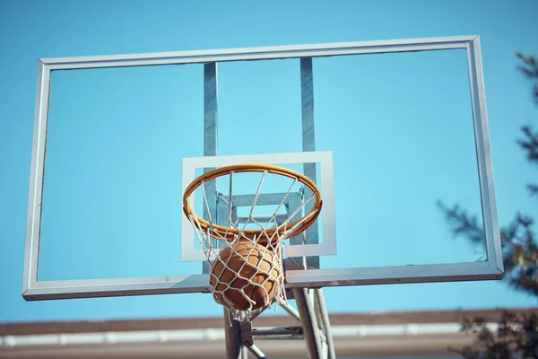 バスケットボールコートネット ポイントスコアとスポーツゲーム 競争とアクションは屋外に一致します 背景フープ勝利 目標目標目標とシュートフープスキルトレーニング 趣味と楽しいパフォーマンス — ストック写真