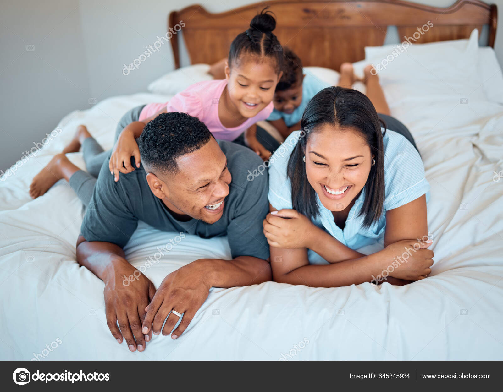 Ευτυχισμένη Οικογένεια Παιδιά Χαμογελαστή Και Ξαπλωμένη Στο Κρεβάτι Στο  Σπίτι — Φωτογραφία Αρχείου © PeopleImages.com #645345934
