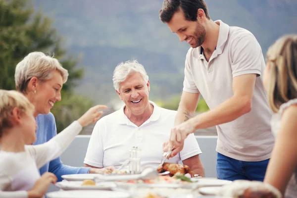 Family Eating Lunch Outdoor Garden Holiday Celebration Fathers Day Thanksgiving — Stock Photo, Image