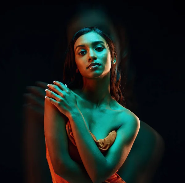 Zielone Światło Moda Indian Kobieta Urody Świecące Skóry Luksusowe Marki — Zdjęcie stockowe