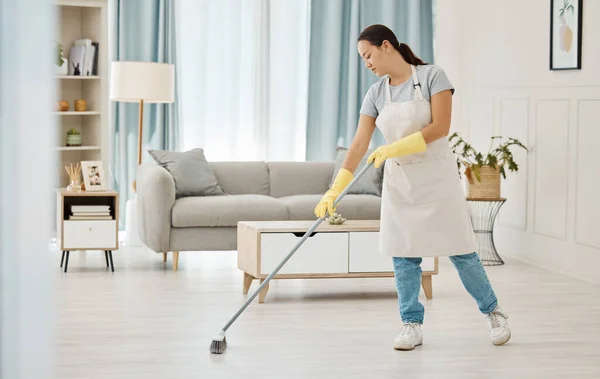 Mujer Que Trabaja Servicio Limpieza Limpiando Piso Sala Estar Una — Foto de Stock