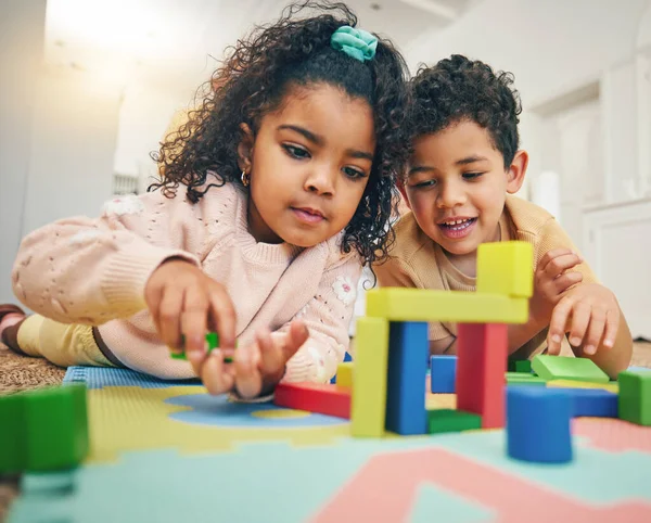 快乐的孩子和地板玩具的游戏 粘合和教育游戏在家里 儿童发展以及男童和女童享受创造性活动 学习和放松 — 图库照片