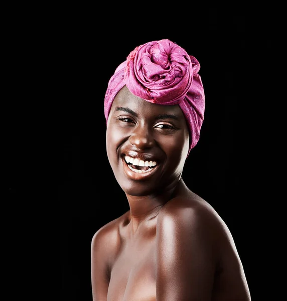 Pokazuje Swoje Piękno Poprzez Uśmiech Studio Portret Pięknej Kobiety Noszącej — Zdjęcie stockowe