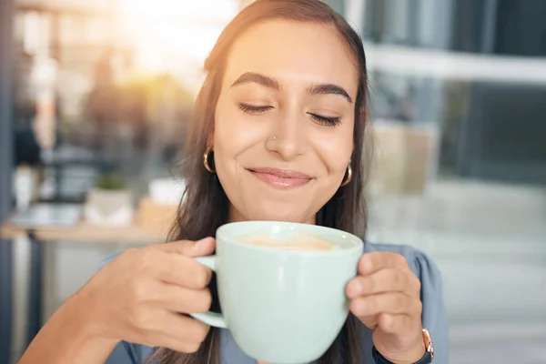 Bizneswoman Twarz Picie Kawy Biurze Firma Start Uśmiechem Przerwa Lunch — Zdjęcie stockowe