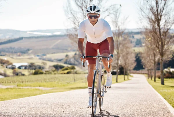 丹麦的男子 运动员和自行车在公园的小径上锻炼 三项全能运动和晒太阳 自行车手 自行车手 夏天外出旅行 自行车健美挑战或有氧运动表演 — 图库照片