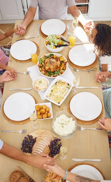 Rukoile Ruoka Perheen Ystävät Illallinen Pöydässä Kiitollisuudella Rakkaudella Uskonnolla Ennen — kuvapankkivalokuva