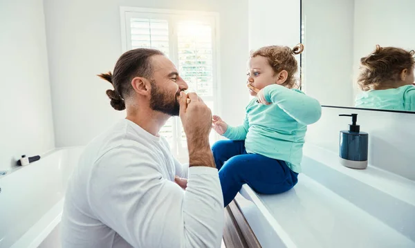 Rodina Děti Nebo Čištění Zubů Otcem Dívkou Koupelně Jejich Domova — Stock fotografie