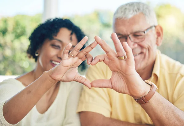 Äldre Par Händer Och Hjärta Emoji För Kärlek Relation Eller — Stockfoto