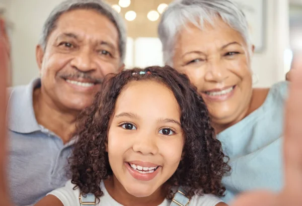 Avós Felizes Criança Menina Que Toma Uma Selfie Com Par — Fotografia de Stock