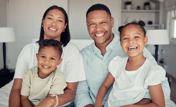 放松快乐地在家里为爱 关怀和支持肖像画 黑人家庭 微笑和父母与孩子们共度佳节或在家中共度佳节 以求幸福 — 图库照片