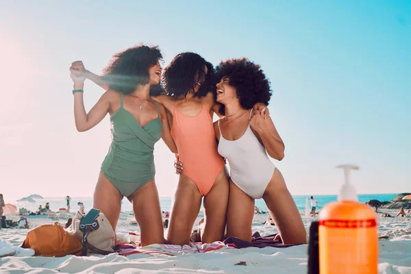 ビーチの友人 抱擁とアフリカの女性は 自由または友情の絆のための屋外の夏休みに満足しています 海の砂 青い空と楽しいビキニ女の子オン休暇の冒険でロサンゼルスカリフォルニア — ストック写真