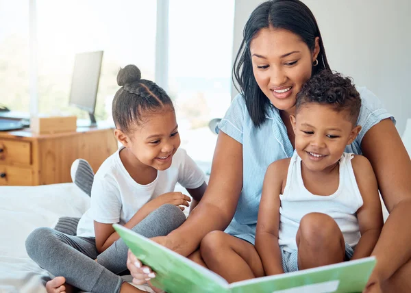 Mãe Lendo Livro Para Seus Filhos Quarto Para Relaxar Vincular — Fotografia de Stock