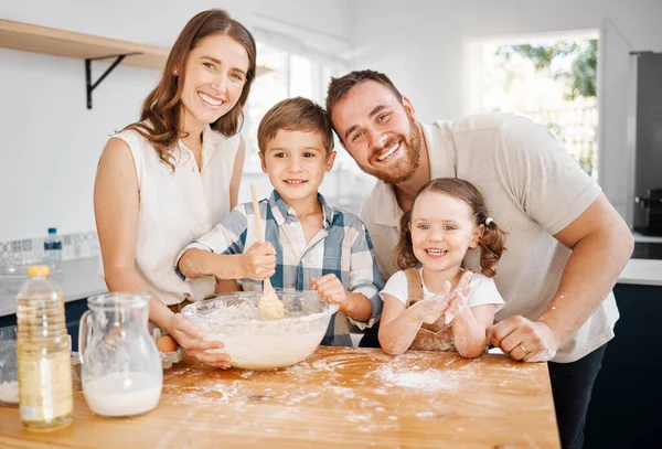 クッキーを欲しがってた 夫婦2人の子供が家で一緒にパンを焼く — ストック写真