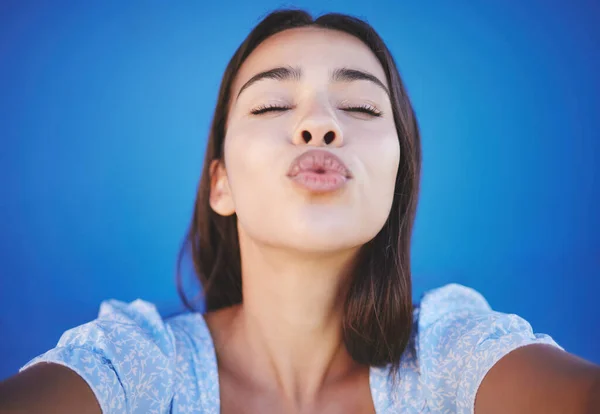 Donna Viso Soffiando Bacio Selfie Ritratto Sfondo Blu Emoji Amore — Foto Stock