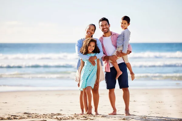 Family Loves Spend Summer Beach Shot Young Couple Two Children — Stock Photo, Image