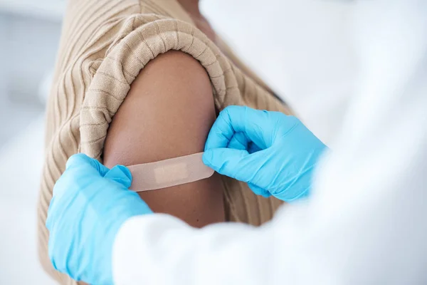 Arzt Impfstoff Und Frau Mit Pflaster Arm Für Gesundheit Wellness — Stockfoto